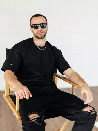 Черная футболка мужская оверсайз рваная с дырками