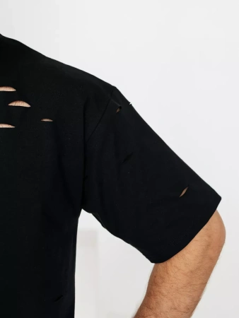 Черная футболка мужская оверсайз рваная с дырками