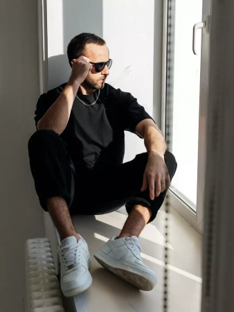 Черная футболка мужская оверсайз рваная с дырками