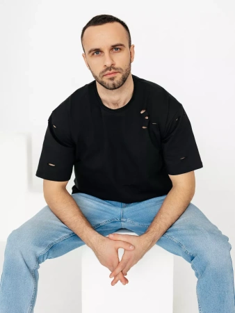 Черная футболка мужская оверсайз рваная с дырками