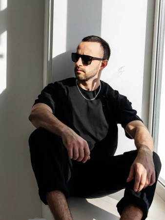 Черная футболка мужская оверсайз рваная с дырками