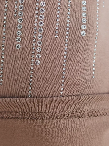 Футболка с принтом базовая хлопок имитация страз новогодняя